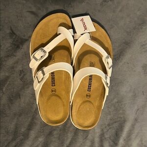 Cushionaire White Sandals New without tags Tag